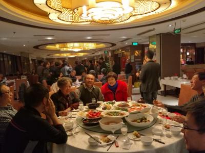 公司總經(jīng)理與省畜牧協(xié)會領(lǐng)導(dǎo)、芭夯兔食業(yè)老總共進(jìn)晚餐